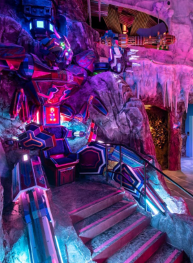 Denver_Skyline_View.jpg A stunning view of the Denver skyline, showcasing modern skyscrapers against a backdrop of mountains. The image highlights the city's urban landscape, combining natural beauty with architectural marvels.