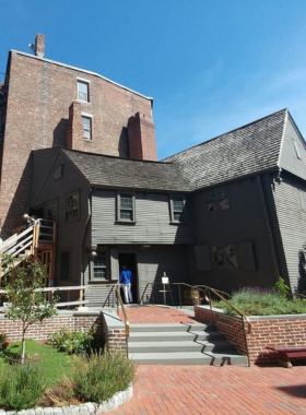 Paul Revere Statue, Boston A bronze statue of Paul Revere on horseback in Boston’s North End. The statue commemorates Revere’s midnight ride and adds historical charm to the surrounding park area.