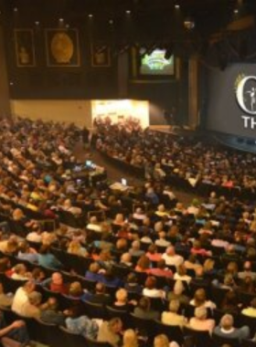 Ripley_Aquarium_Myrtle_Beach_Exhibit An underwater view at Ripley’s Aquarium in Myrtle Beach, showcasing sea creatures like sharks and turtles swimming around visitors. The exhibit features a 340-foot tunnel offering a unique, immersive experience.