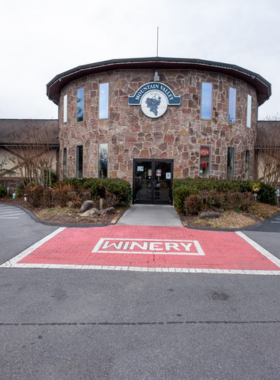 Mountain_Valley_Winery_Sevierville Mountain Valley Winery in Sevierville, showcasing a charming vineyard and tasting room. The winery is nestled against scenic mountain landscapes, offering a relaxing atmosphere for wine lovers.