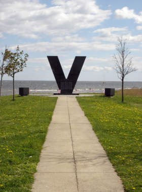 vietnam-veterans-memorial-wall This image shows the solemn Vietnam Veterans Memorial Wall, honoring U.S. soldiers with engraved names for remembrance.