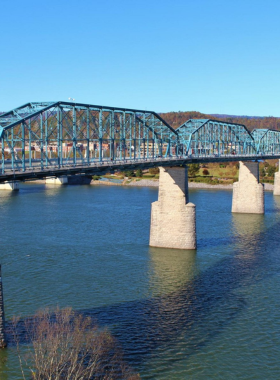 Walnut Street Bridge This image shows the Walnut Street Bridge, a historic pedestrian bridge connecting downtown Chattanooga to the North Shore. It reflects the city’s scenic beauty and welcoming atmosphere.