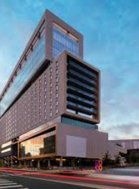 DOCO-Sacramento-Entertainment-District This image shows the bustling DOCO entertainment district in downtown Sacramento, with the Golden 1 Center in the background. It’s a hub for shopping, dining, and entertainment, perfect for an evening out in the city.