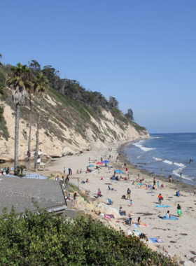arroyo-burro-beach-relaxing-views This image shows that Arroyo Burro Beach is a quiet and scenic spot in Santa Barbara, perfect for beachcombing, relaxing by the water, and enjoying a peaceful day in nature.