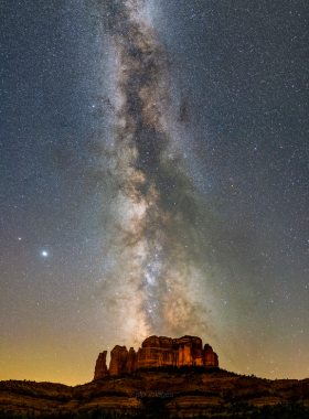 Sedona-Stargazing-Night-Sky This image shows the spectacular Sedona night sky, filled with stars and constellations, offering a serene and awe-inspiring experience for stargazers in the clear desert air.