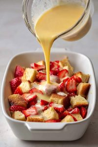 Press with a spatula to coat the bread, then add the remaining strawberries and let it rest for 10-15 minutes.